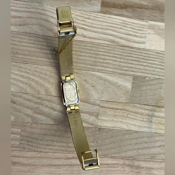 Seiko Ladies Watch Vintage Striped Gold Tone Bracelet and Dial